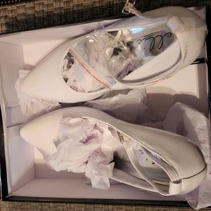 Ellie brand white new pumps